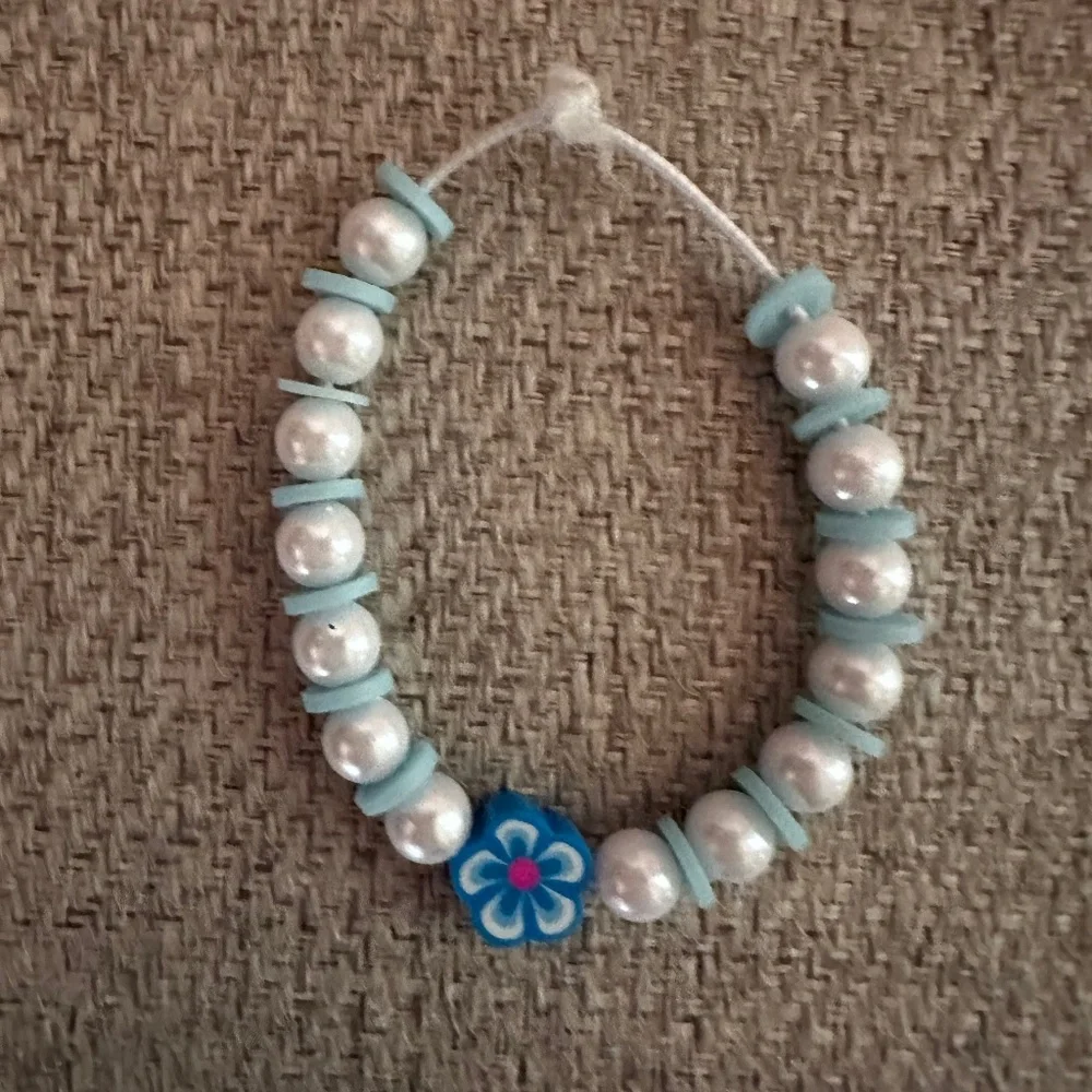 Blue and white flower charm bracelet - Picture 1 of 1